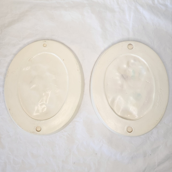 80s Victorian Cameo Wall Hangings - Picture 3 of 14